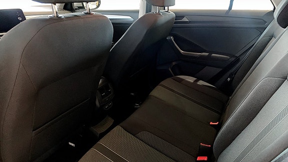 Volkswagen T-Roc 11 of 14