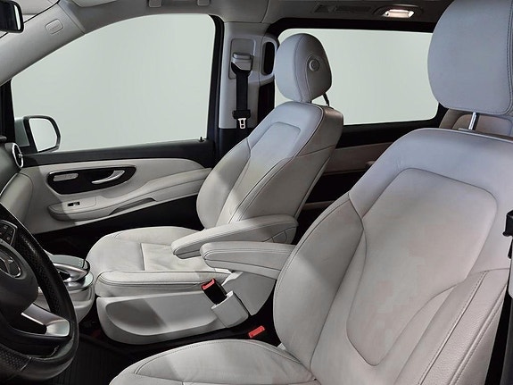 Mercedes-Benz V250 8 of 17