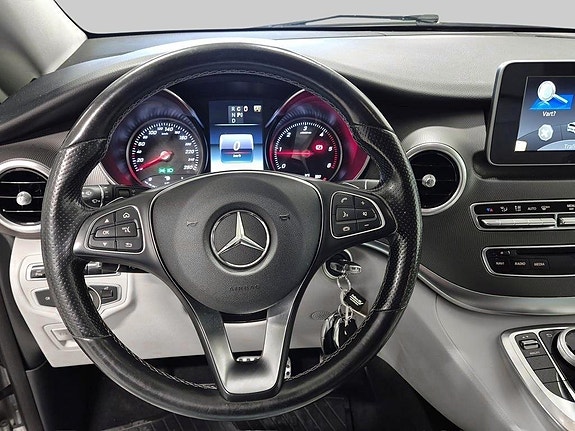 Mercedes-Benz V250 9 of 17