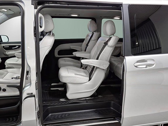 Mercedes-Benz V250 15 of 17