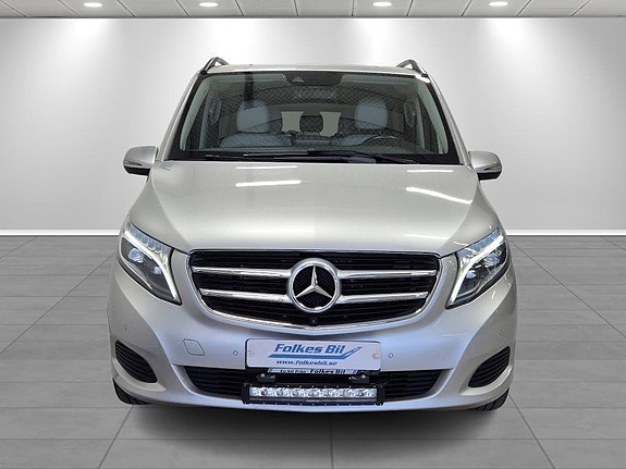 Mercedes-Benz V250 2 of 17