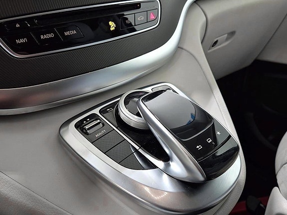 Mercedes-Benz V250 12 of 17