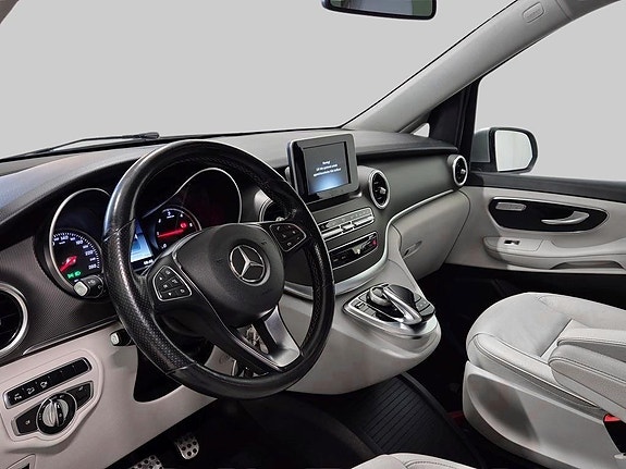 Mercedes-Benz V250 7 of 17