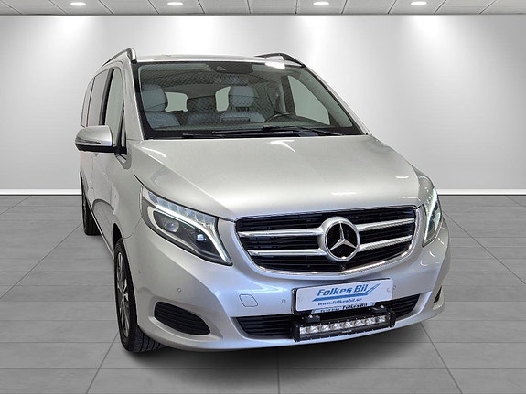 Mercedes-Benz V250 3 of 17