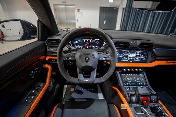 Lamborghini Urus 21 of 27