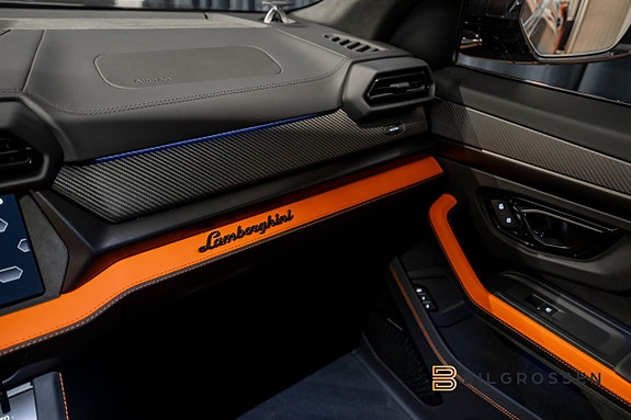 Lamborghini Urus 24 of 27