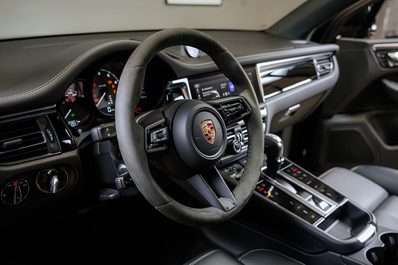 Porsche Macan S 13 of 30