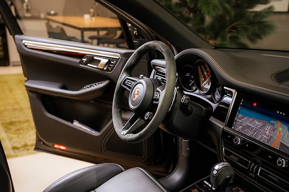 Porsche Macan S 25 of 30