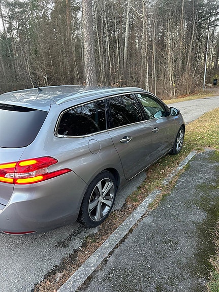 Peugeot 308 SW 4 of 8