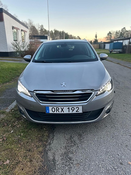 Peugeot 308 SW 2 of 8