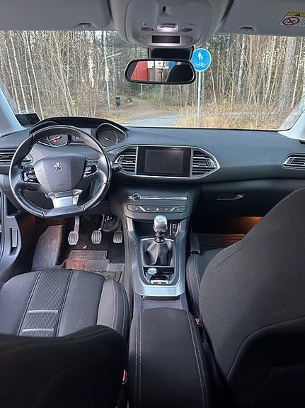 Peugeot 308 SW 5 of 8