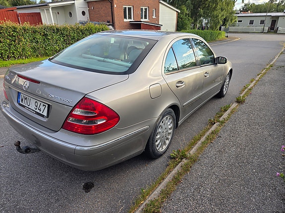 Mercedes-Benz E200 3 of 6