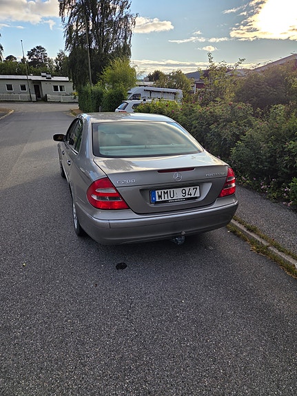 Mercedes-Benz E200 4 of 6