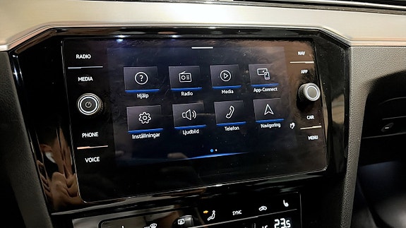 Volkswagen Passat 9 of 22