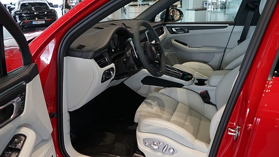 Porsche Macan T 6 of 12