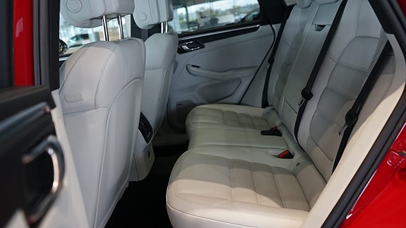 Porsche Macan T 9 of 12