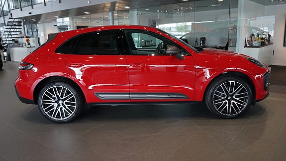 Porsche Macan T 4 of 12