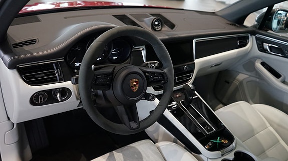 Porsche Macan T 8 of 12