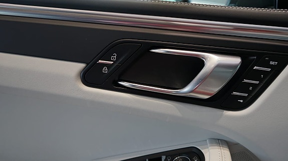 Porsche Macan T 10 of 12