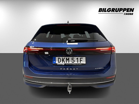Volkswagen Passat 5 of 16