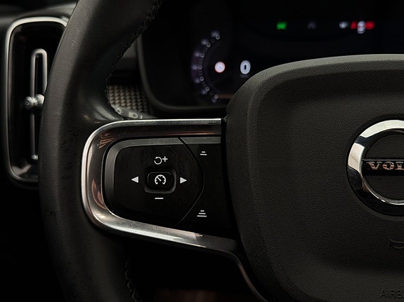 Volvo XC40 17 of 30