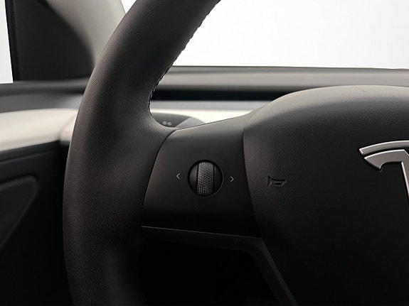 Tesla Model Y 26 of 30