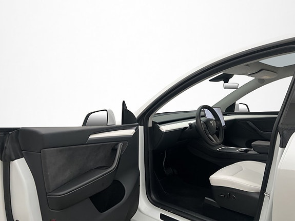 Tesla Model Y 11 of 30