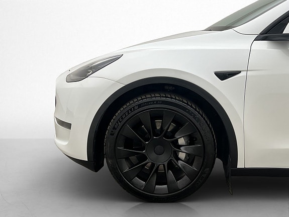 Tesla Model Y 29 of 30