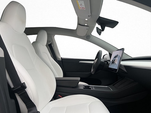 Tesla Model Y 24 of 30