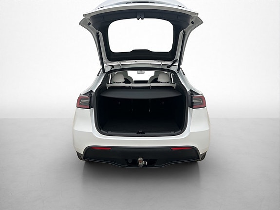 Tesla Model Y 10 of 30