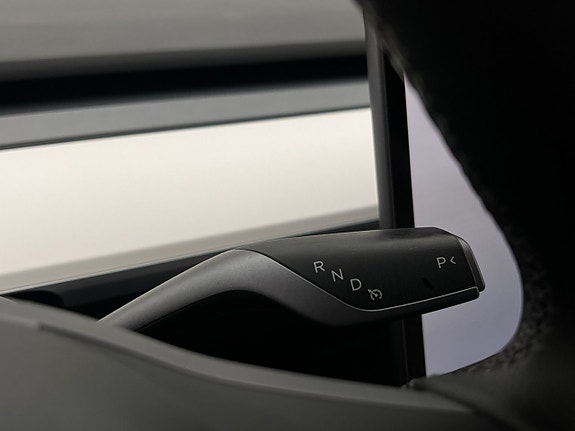 Tesla Model Y 28 of 30