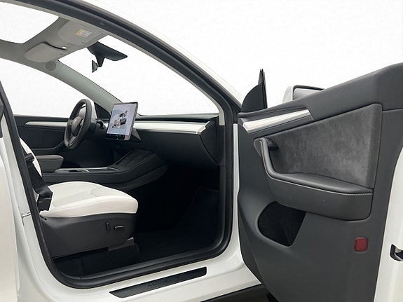 Tesla Model Y 23 of 30