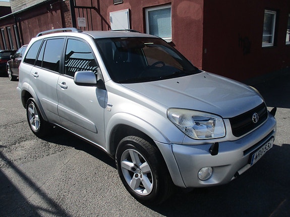 Toyota RAV4 2 of 9
