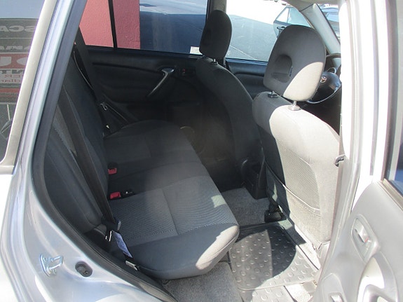 Toyota RAV4 7 of 9