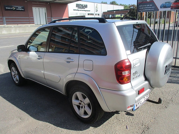 Toyota RAV4 4 of 9