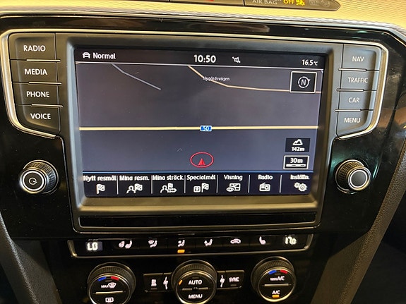 Volkswagen Passat Alltrack 17 of 22