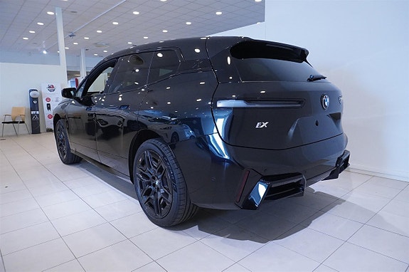 BMW iX 7 of 12