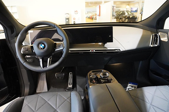 BMW iX 10 of 12