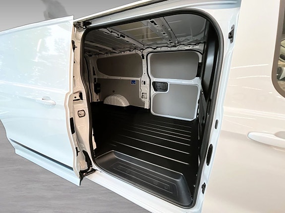 Ford E-Transit 4 of 5