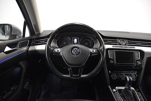 Volkswagen Passat 2 of 18