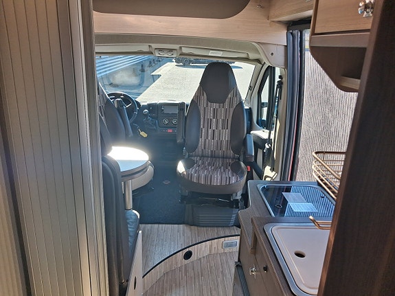 Pössl Roadcar 600L/Långbädd Under 6m/Solceller/Dragkrok/Plåtis 14 of 23