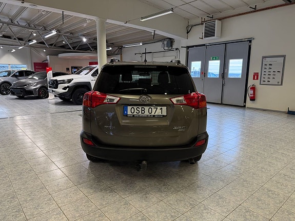 Toyota RAV4 6 of 12
