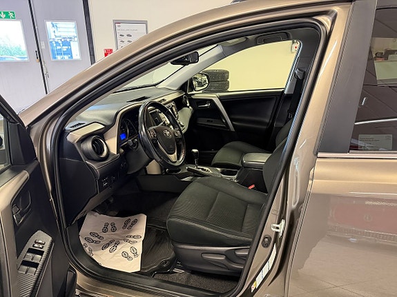Toyota RAV4 9 of 12