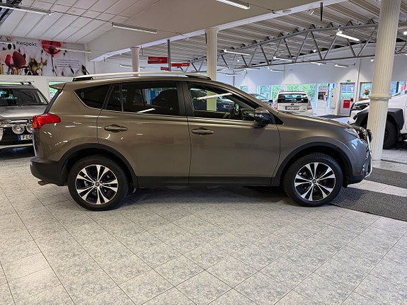 Toyota RAV4 4 of 12