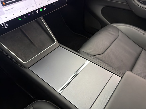 Tesla Model Y 25 of 30