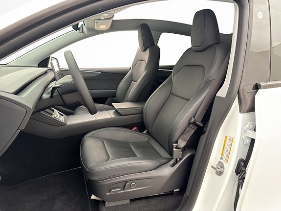 Tesla Model Y 13 of 30