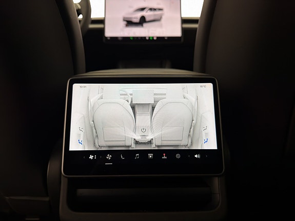 Tesla Model Y 16 of 30