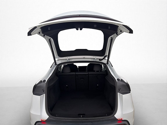 Tesla Model Y 10 of 30