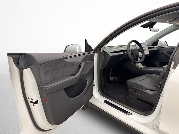Tesla Model Y 11 of 30