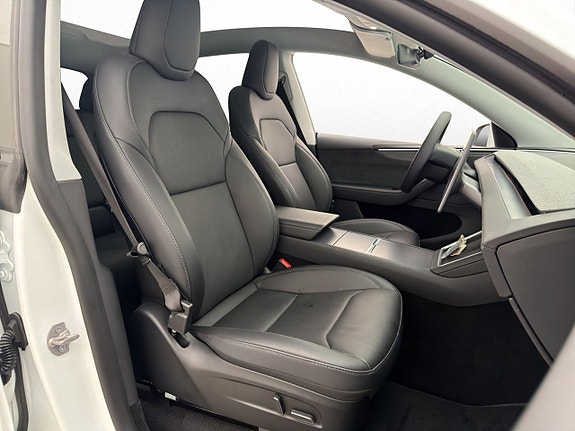 Tesla Model Y 26 of 30